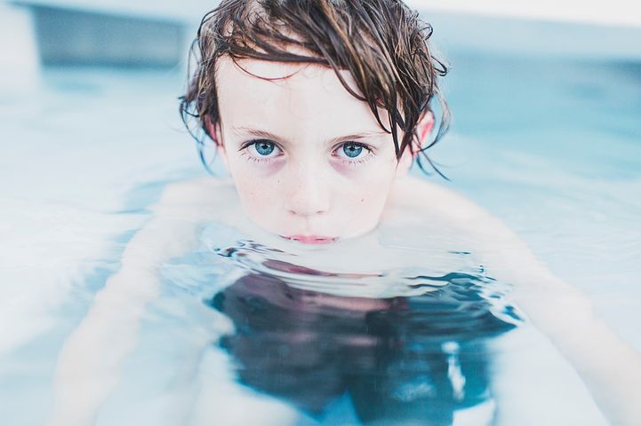 Chlapec v bazénu 