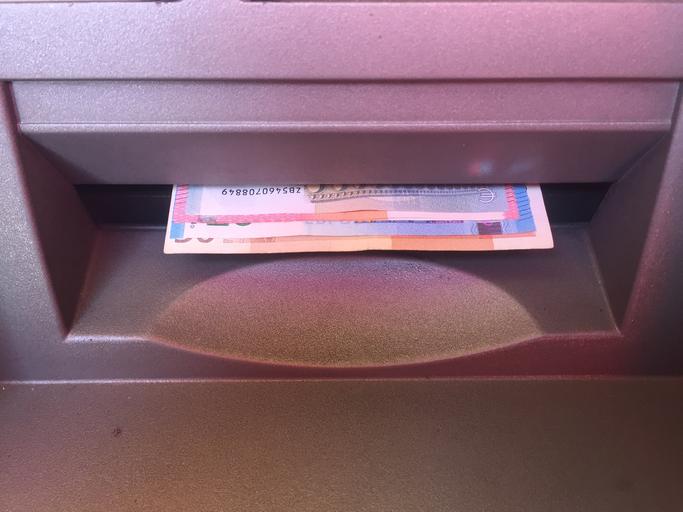 peníze z bankomatu